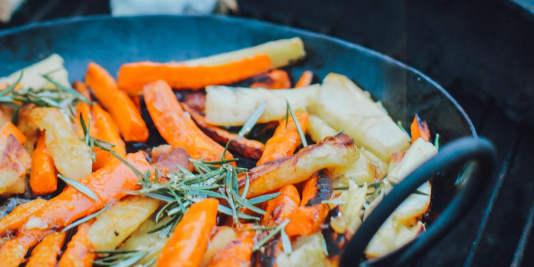 Blog/xmas_dinner/BBQ-honey-roast-carrots-parsnips.jpg