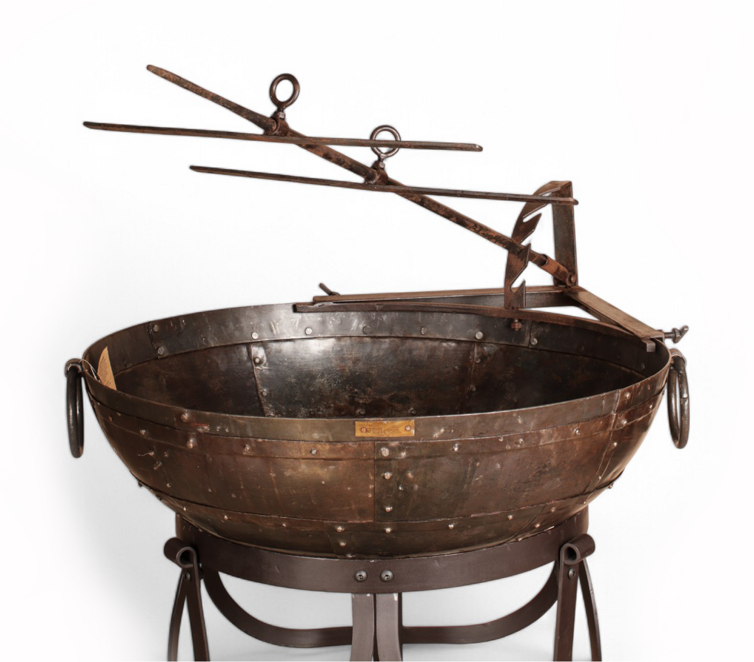 KAdai Asado Cross clamped to a Kadai Fire Pit on a white background.